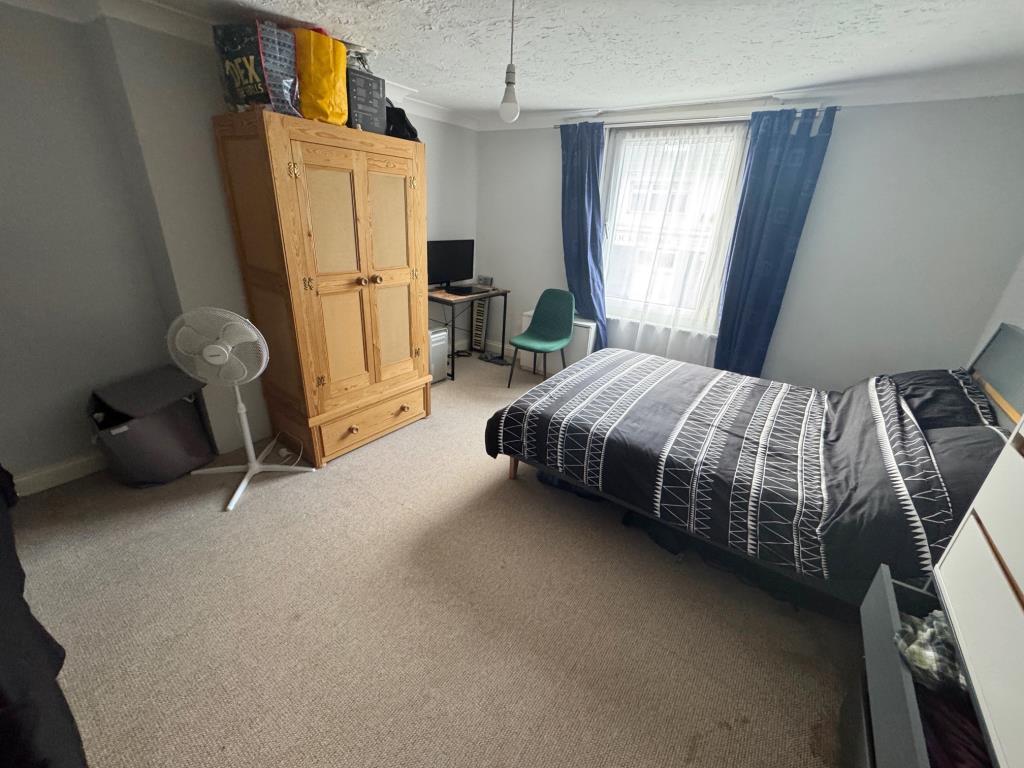 Lot: 11 - FREEHOLD BLOCK OF TWO TWO-BEDROOM GARDEN FLATS - 22a - Bedroom 1